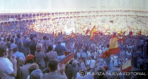 Miles de personas congregadas en la plaza de toros de Las Ventas para escuchar a Blas Piñar, líder de Fuerza Nueva en 1979, año de la imagen.