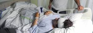 María del Carmen Calderón se restablece en el hospital Reina Sofía de Murcia de un grave traumatismo craneal, acompañada por su hijo. 