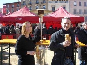 Anglada degusta un bocadillo de jamón ibérico durante los tradicionales actos que se celebran cada año en la plaza Mayor de Vic.