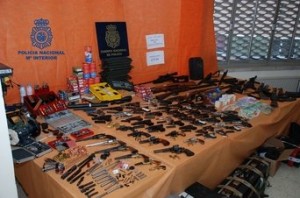 Imagen del material incautado en casa de un matrimonio y su hijo en Sant Vicenç dels Horts.