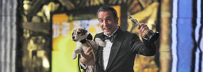Jean Dujardin, con el perro Uggie y su Oscar.