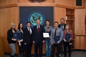 Los ganadores del concurso, con el embajador de EE.UU. Los ganadores del concurso, con el embajador de EE.UU.