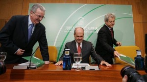 Los exconsejeros de Empleo y de Innovación, Antonio Fernández y Francisco Vallejo, junto a Chaves presentando el plan en noviembre de 2007.