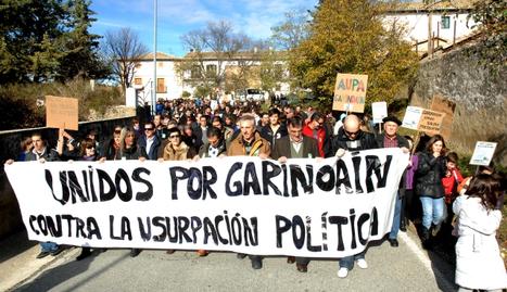 Vecinos de Garinoain se manifiestan contra DNE por las calles del pueblo.