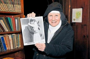 Dolores Hart muestra en su abadía una foto que recoge el beso con Elvis Presley.