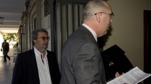 De Pablo, abogado de Guerrero (izquierda), ayer en los Juzgados de Sevilla 