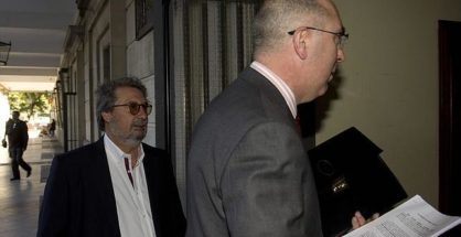 De Pablo, abogado de Guerrero (izquierda), ayer en los Juzgados de Sevilla