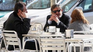 Francisco Javier Guerrero y Antonio Rivas, ambos exaltos cargos imputados, ayer tomando café.