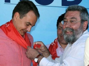 Méndez le pone un pañuelo rojo a Zapatero.