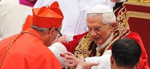 Santos Abril y Castelló (i.) recibe su birreta de manos del Papa.