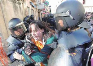 Una radical es detenida tras agredir a un policía.