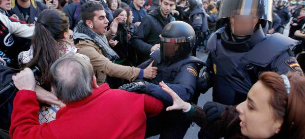 Jóvenes radicales agreden a un policía en Valencia.