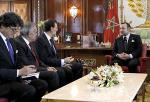 Foto del encuentro entre Rajoy y Mohamed VI en Rabat. Al término del mismo, el jefe del ejecutivo español dijo que el monarca alauita era un "ejemplo a seguir".