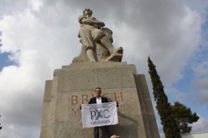 Anglada bajo la estatua del Timbaler del Bruc, símbolo de la resistencia catalana.