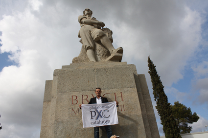 Anglada bajo la estatua del Timbaler del Bruc, símbolo de la resistencia catalana.