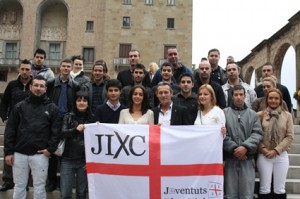 Anglada, con miembros de las juventudes de su partido. Anglada, con miembros de las juventudes de su partido.