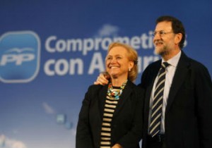 El presidente del Gobierno, Mariano Rajoy, junto a la candidata popular, Mercedes Fernández. 