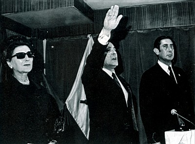 Blas Piñar, entre la viuda de Carrero Blanco y el ex ministro de Educación, Julio Rodríguez.
