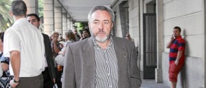 El ex alcalde de Burguillos, José Juan López, se dirige a los juzgados para comparecer ante el juez El ex alcalde de Burguillos, José Juan López, se dirige a los juzgados para comparecer ante el juez