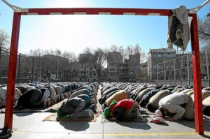 Rezo de musulmanes en la plaza Camarón de la Isla de Badalona. Rezo de musulmanes en la plaza Camarón de la Isla de Badalona.