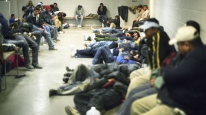 Inmigrantes ilegales en un centro de acogida.