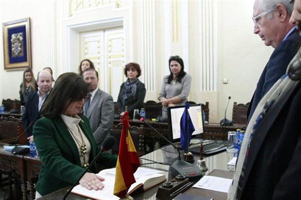 La mujer del presidente Imbroda prometiendo su cargo como diputada autonómica en Melilla.
