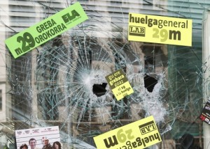 Talante sindical. Las lunas de algunos escaparates amanecieron destrozadas en la mañana del jueves. Talante sindical. Las lunas de algunos escaparates amanecieron destrozadas en la mañana del jueves.