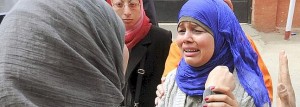La activista Samira Ibrahim llora al conocer la absolución del médico. 