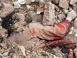 Cuerpo sin vida de una mujer lapidada en Irán.