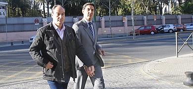 El ex director general de Trabajo de la Junta de Andalucía, Juan Márquez (i), acompañado por su abogado.