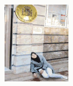 Imagen de la marroquí tendida en las puertas del Consulado de España en Nador. Imagen de la marroquí tendida en las puertas del Consulado de España en Nador.