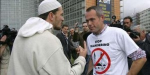 Un musulmán se encara con un manifestante danés contra la construcción de mezquitas en territorio europeo.