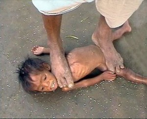 Un indonesio de religión musulmana pisotea a un niño de padres cristianos. Un indonesio de religión musulmana pisotea a un niño de padres cristianos.