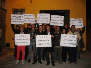 Junto a varios vecinos, Anglada y Hernando, en el centro de la imagen, exteriorizaron su rechazo a la mezquita ilegal de Sant Vicenç de Castellet. Junto a varios vecinos, Anglada y Hernando, en el centro de la imagen, exteriorizaron su rechazo a la mezquita ilegal de Sant Vicenç de Castellet.