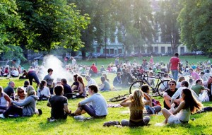 Jovenes suecos en un parque de la capital Estocolmo.