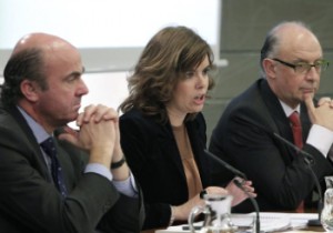 La vicepresidenta flanqueada por los dos ministros económicos