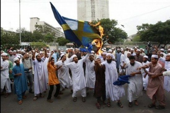 Musulmanes integristas quedan una bandera de Suecia en Malmö.