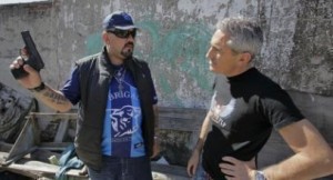 Jon Sistiaga y un 'barra brava' durante la grabación del reportaje.