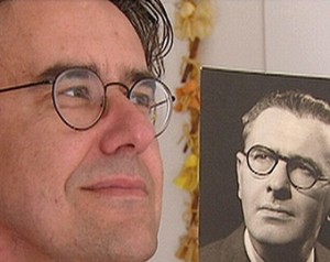 Barry Stevens muestra foto de su padre biologico Bertold Wiesner.