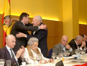 Blas Piñar recibe el abrazo de un asistente a uno de los muchos homenajes recibidos en los últimos años.