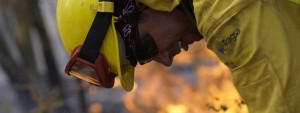 Un bombero, durante los trabajos de extinción Miguel Riopa.