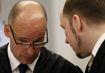 Anders Breivik hablando con uno de sus abogados.