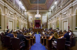 Salón de plenos del Parlamento canario. Salón de plenos del Parlamento canario.
