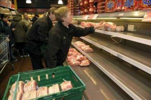 Unos clientes compran carne de cerdo en un supermercado de la cadena Wegmans.