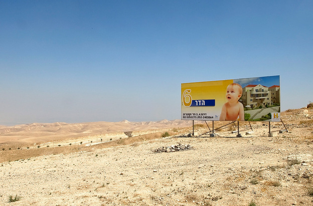Cartel anunciador de una nueva construcción de un asentamiento para judíos en Maaleh Adumim, cerca de Jerusalen
