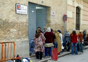 Las colas son interminables en los comedores sociales por la crisis 