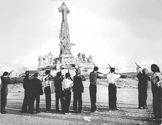 Criminales del bando republicano disparan al monumento al Sagrado Corazón de Jesús.