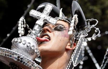 Monseñor Martínez Sistach pide para los gays el respeto que éstos no tienen por los católicos.