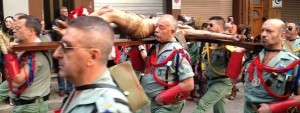 Los legionarios portando el Cristo de la Buena Muerte en Mataró. Los legionarios portando el Cristo de la Buena Muerte en Mataró.