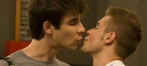 Los personajes David y Fer de 'Física o química' se besan en un fotograma de la serie. 